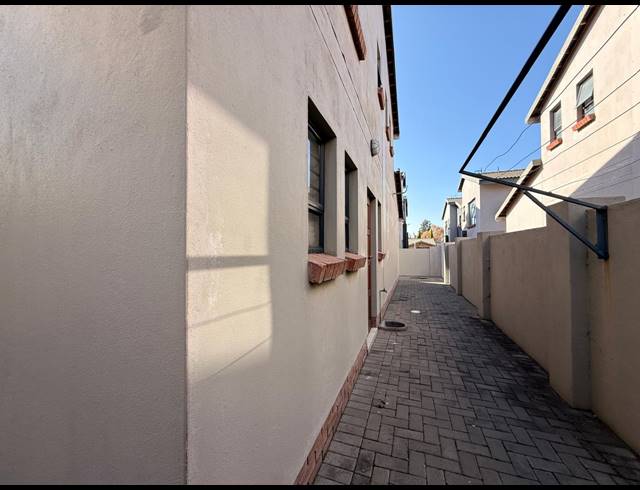 3 BEDROOM TOWNHOUSE FOR SALE IN WATERKLOOF AH